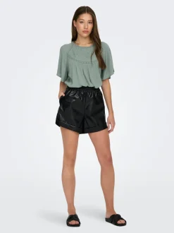 ONLDITTE Oversized fit Imitatieleren shorts